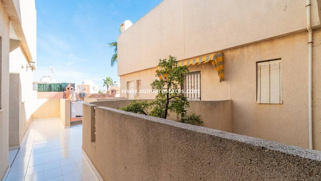 1 chambre Appartement à vendre à Torrevieja avec piscine - 115 000 € (Ref: 9421500)