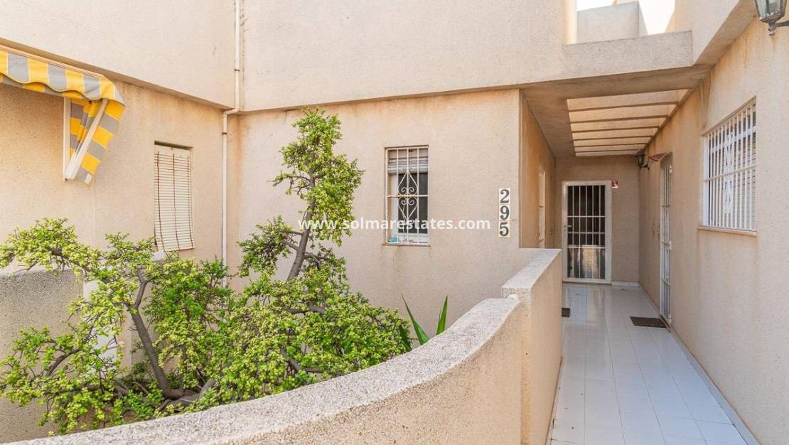 1 chambre Appartement à vendre à Torrevieja avec piscine - 115 000 € (Ref: 9421500)