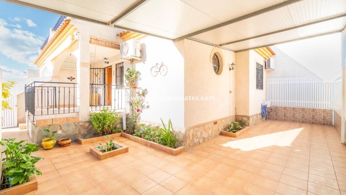 Apartamento de 2 habitaciones en Playa Flamenca en venta con piscina - 189.000 € (Ref: 9421501)