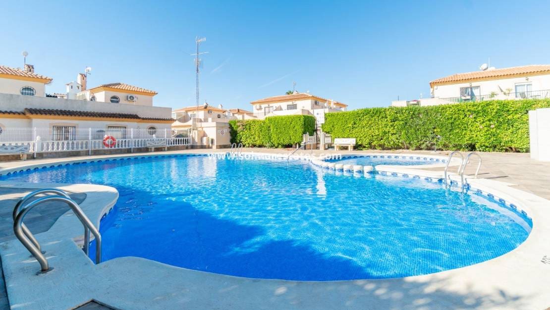 Apartamento de 2 habitaciones en Playa Flamenca en venta con piscina - 189.000 € (Ref: 9421501)