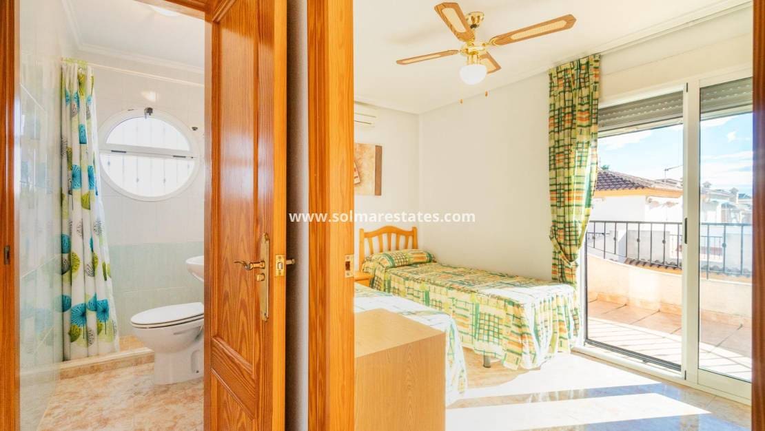 Apartamento de 2 habitaciones en Playa Flamenca en venta con piscina - 189.000 € (Ref: 9421501)