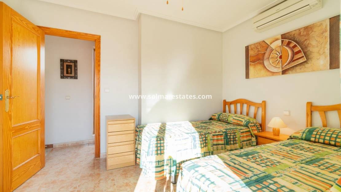 Apartamento de 2 habitaciones en Playa Flamenca en venta con piscina - 189.000 € (Ref: 9421501)