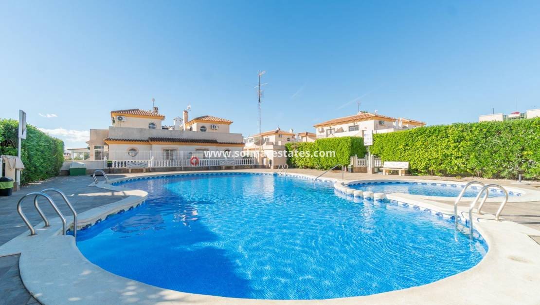 Apartamento de 2 habitaciones en Playa Flamenca en venta con piscina - 189.000 € (Ref: 9421501)