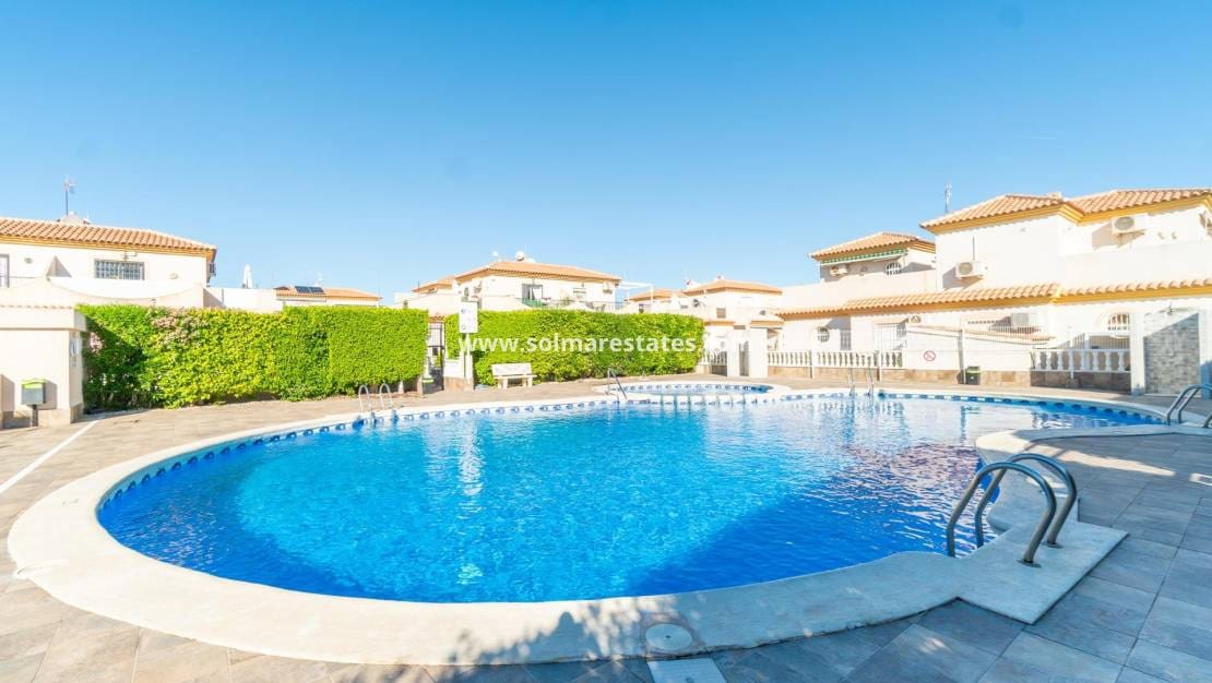 Apartamento de 2 habitaciones en Playa Flamenca en venta con piscina - 189.000 € (Ref: 9421501)