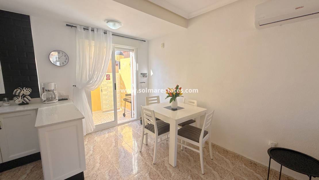 2 slaapkamer Huis te koop in La Zenia met zwembad - € 209.950 (Ref: 9426210)