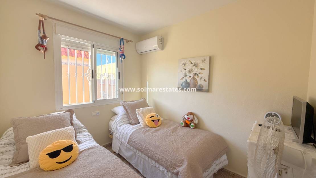 2 slaapkamer Huis te koop in La Zenia met zwembad - € 209.950 (Ref: 9426210)