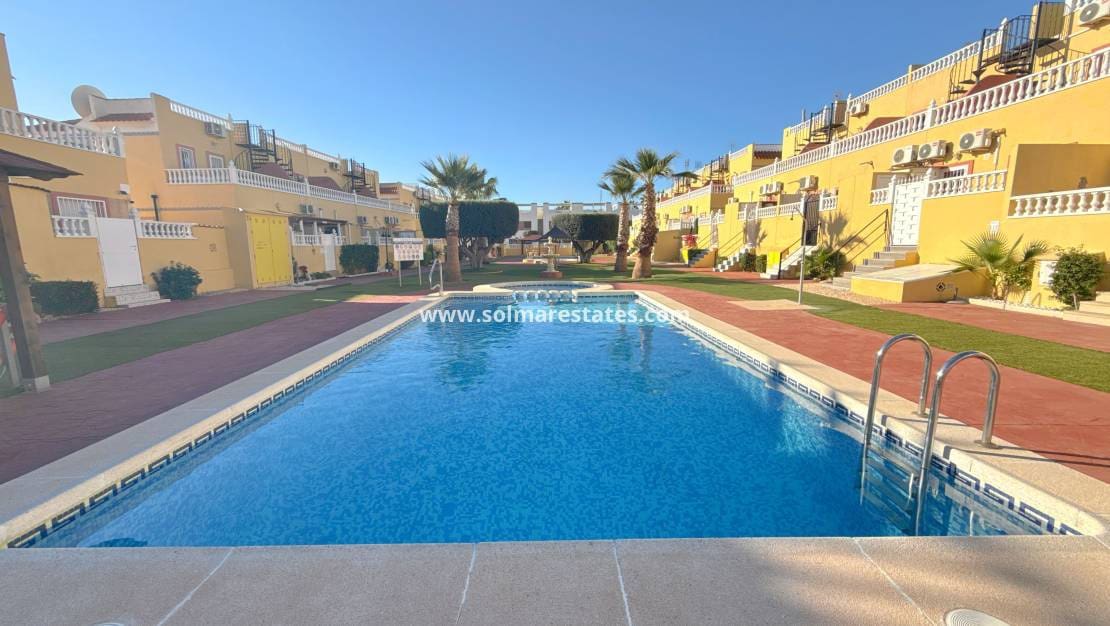 2 slaapkamer Huis te koop in La Zenia met zwembad - € 209.950 (Ref: 9426210)