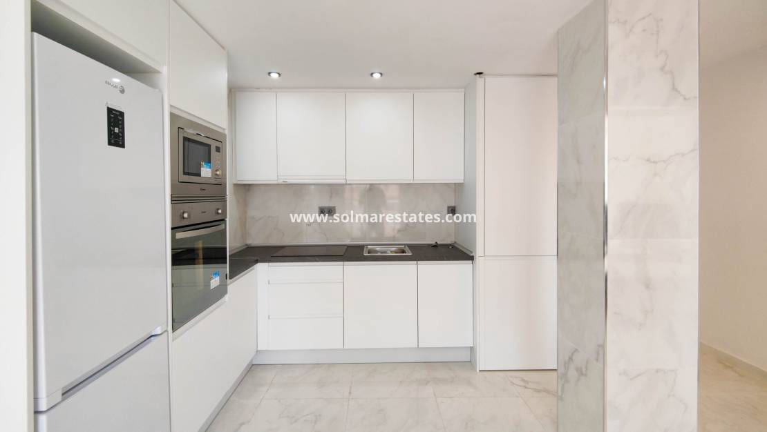 2 slaapkamer Appartement te koop in Punta Prima met zwembad - € 179.500 (Ref: 9426212)