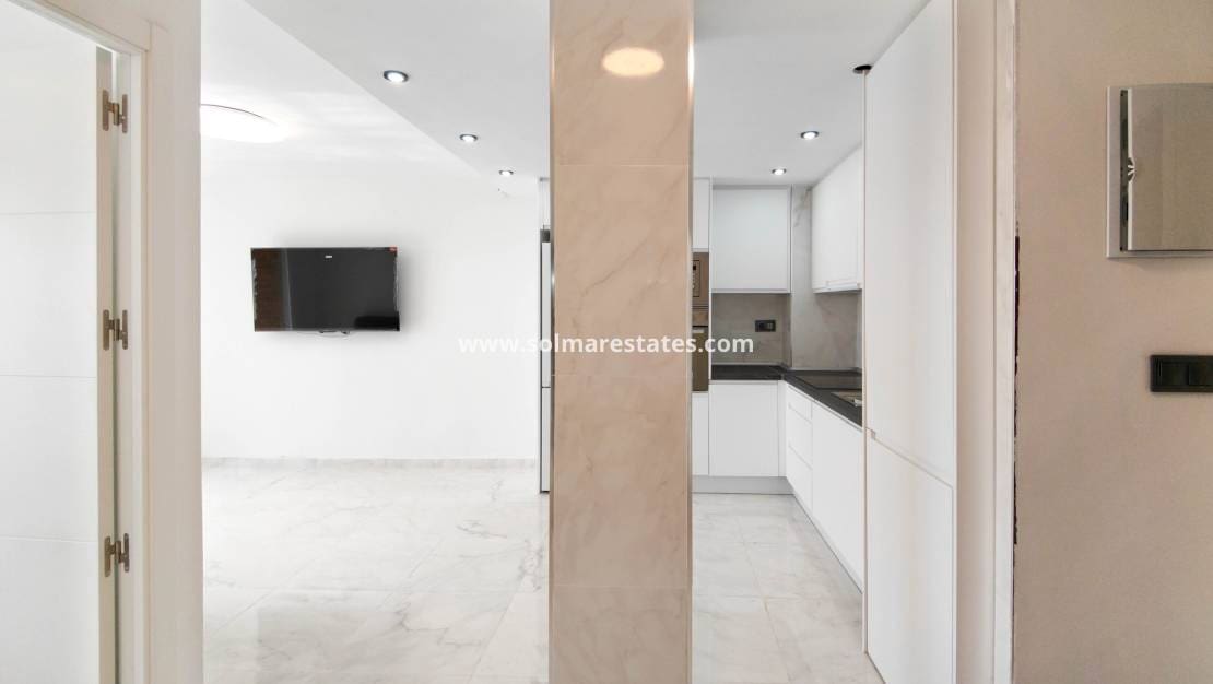 2 slaapkamer Appartement te koop in Punta Prima met zwembad - € 179.500 (Ref: 9426212)