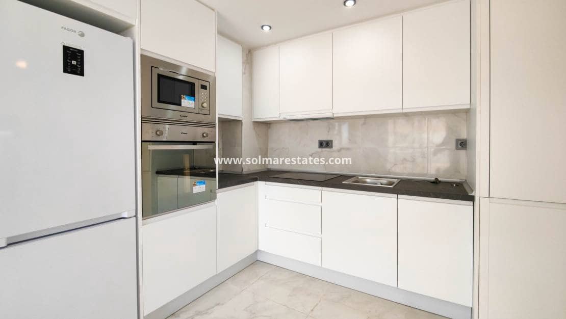 2 slaapkamer Appartement te koop in Punta Prima met zwembad - € 179.500 (Ref: 9426212)