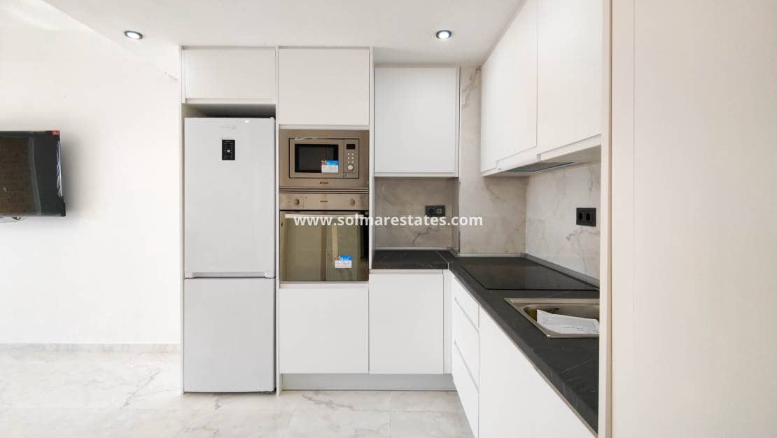 2 slaapkamer Appartement te koop in Punta Prima met zwembad - € 179.500 (Ref: 9426212)