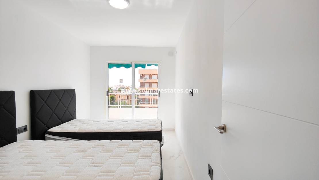 2 slaapkamer Appartement te koop in Punta Prima met zwembad - € 179.500 (Ref: 9426212)