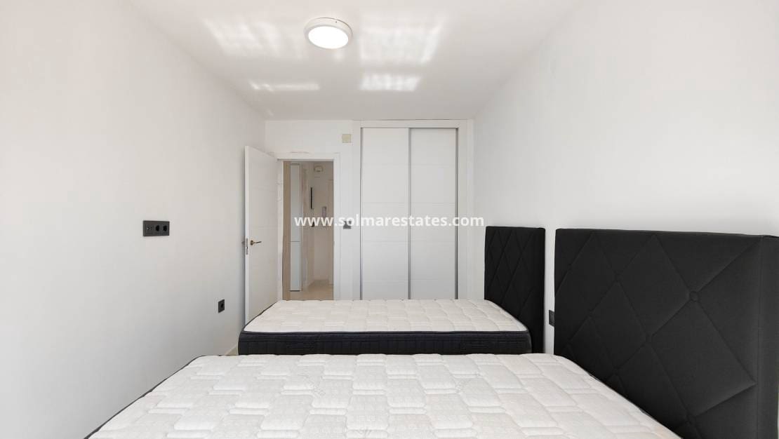 2 slaapkamer Appartement te koop in Punta Prima met zwembad - € 179.500 (Ref: 9426212)