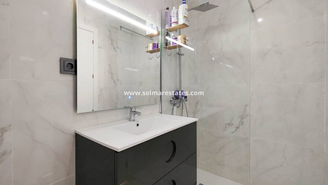 2 slaapkamer Appartement te koop in Punta Prima met zwembad - € 179.500 (Ref: 9426212)