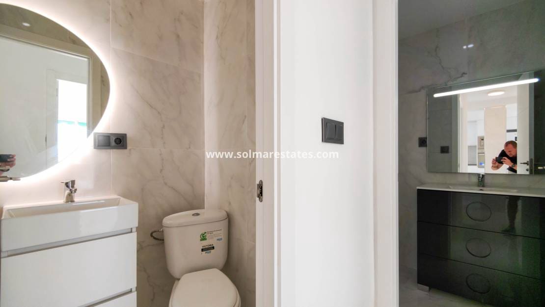 2 slaapkamer Appartement te koop in Punta Prima met zwembad - € 179.500 (Ref: 9426212)