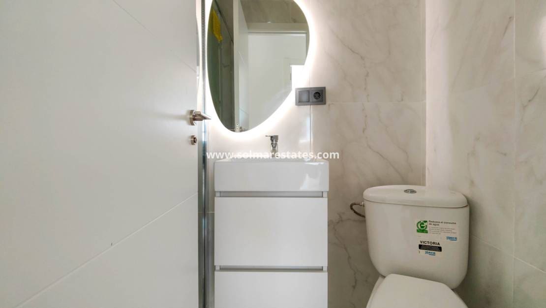 2 slaapkamer Appartement te koop in Punta Prima met zwembad - € 179.500 (Ref: 9426212)