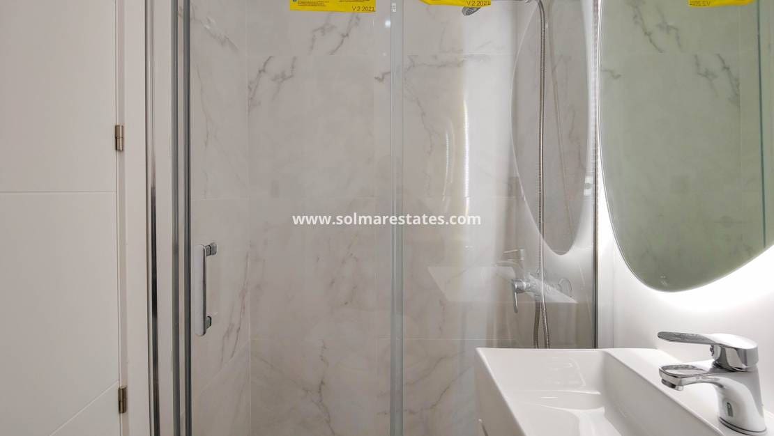 2 slaapkamer Appartement te koop in Punta Prima met zwembad - € 179.500 (Ref: 9426212)