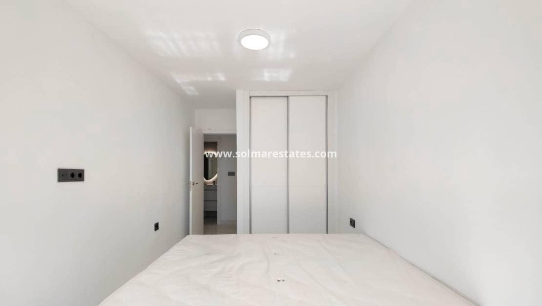 2 slaapkamer Appartement te koop in Punta Prima met zwembad - € 179.500 (Ref: 9426212)