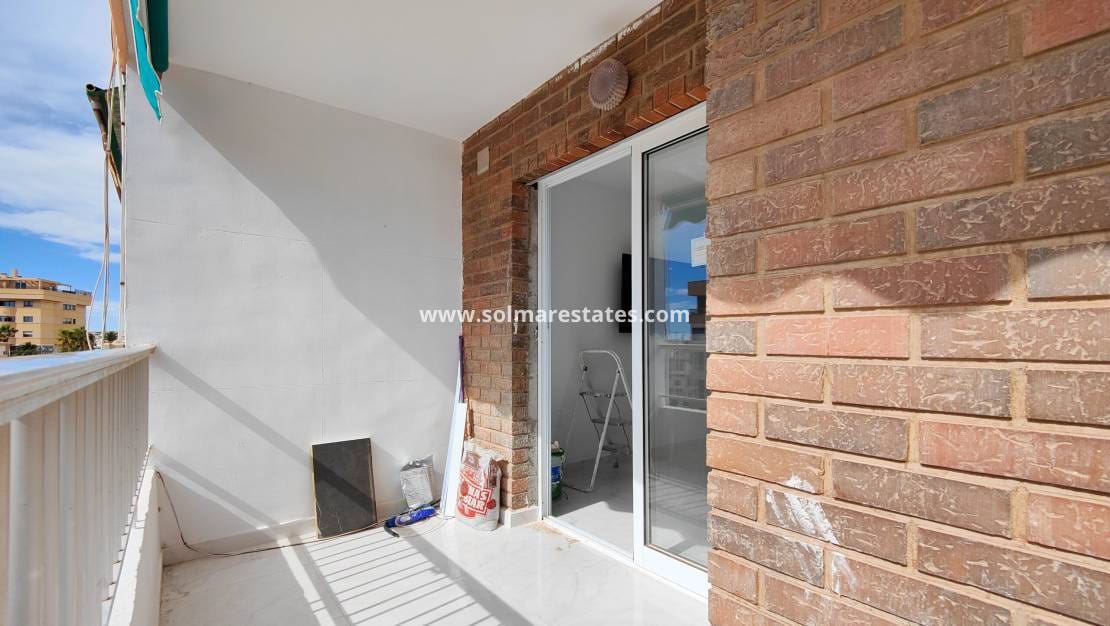 2 slaapkamer Appartement te koop in Punta Prima met zwembad - € 179.500 (Ref: 9426212)