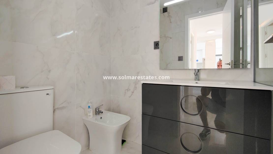 2 slaapkamer Appartement te koop in Punta Prima met zwembad - € 179.500 (Ref: 9426212)