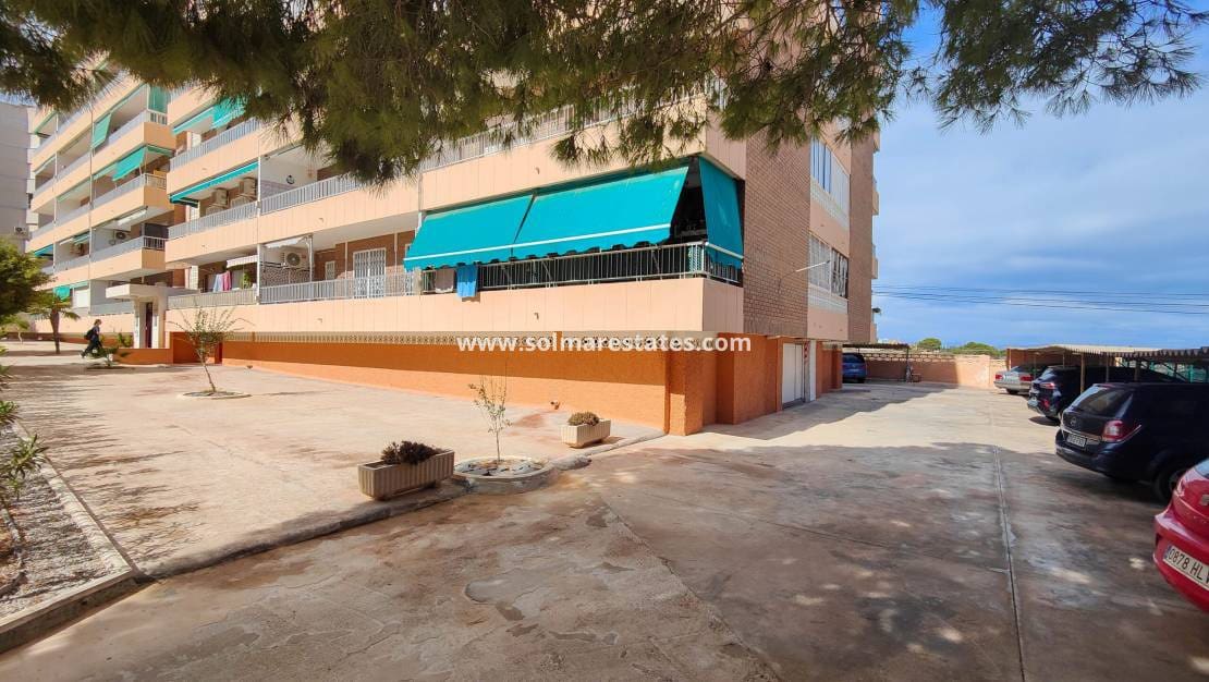 2 slaapkamer Appartement te koop in Punta Prima met zwembad - € 179.500 (Ref: 9426212)