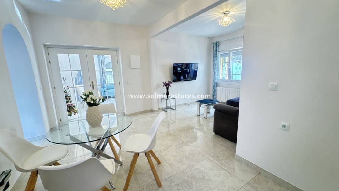 3 quarto Moradia para venda em Villamartin com piscina - 375 000 € (Ref: 9426377)