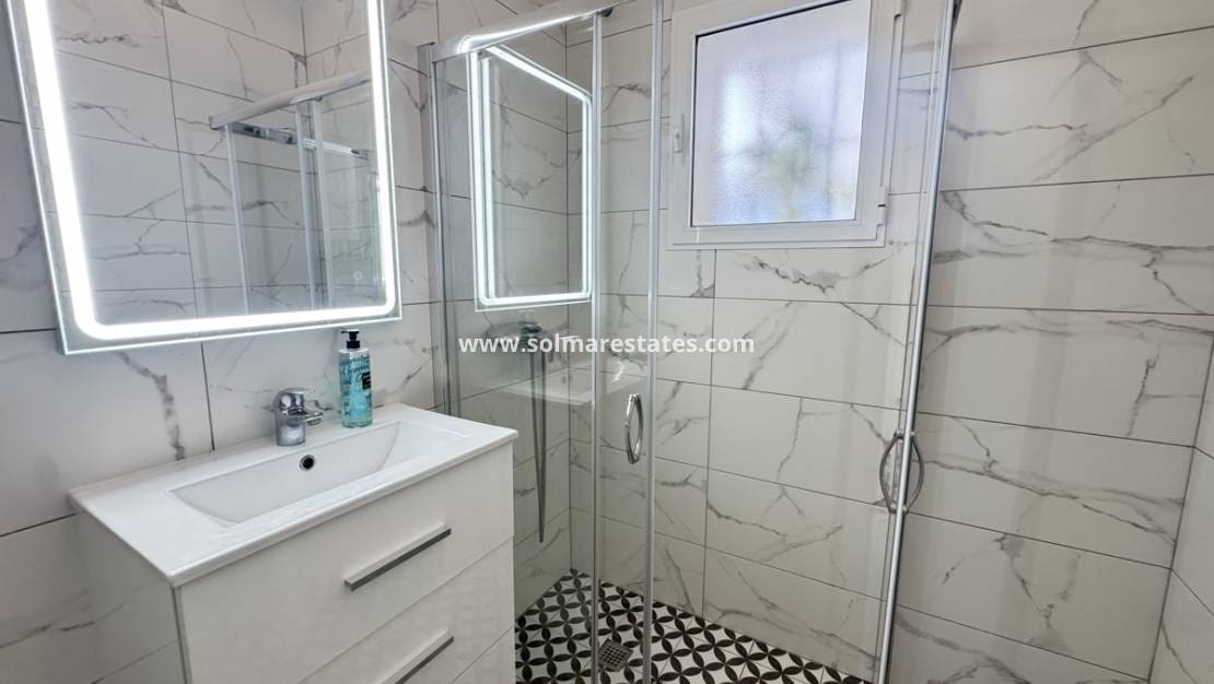 3 quarto Moradia para venda em Villamartin com piscina - 375 000 € (Ref: 9426377)