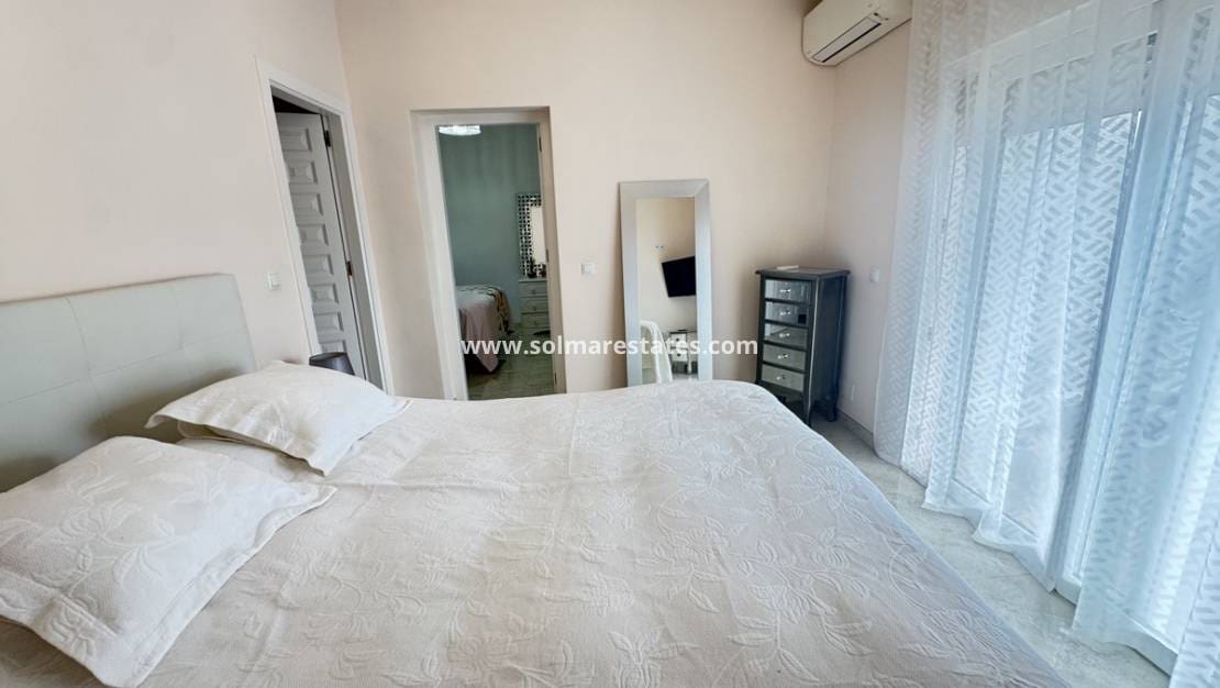 3 quarto Moradia para venda em Villamartin com piscina - 375 000 € (Ref: 9426377)