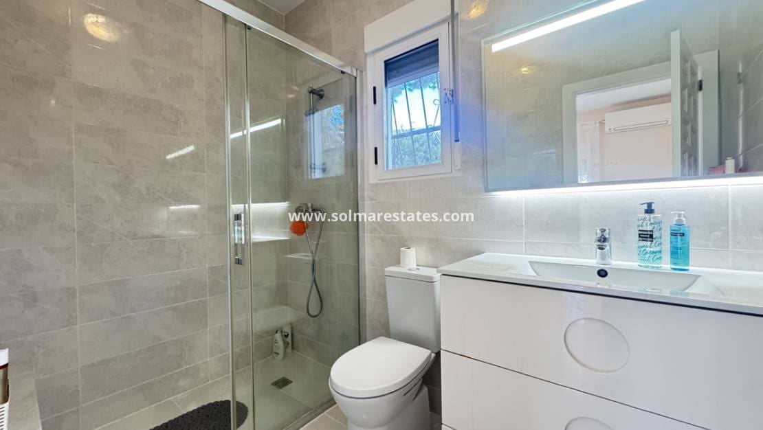 3 quarto Moradia para venda em Villamartin com piscina - 375 000 € (Ref: 9426377)