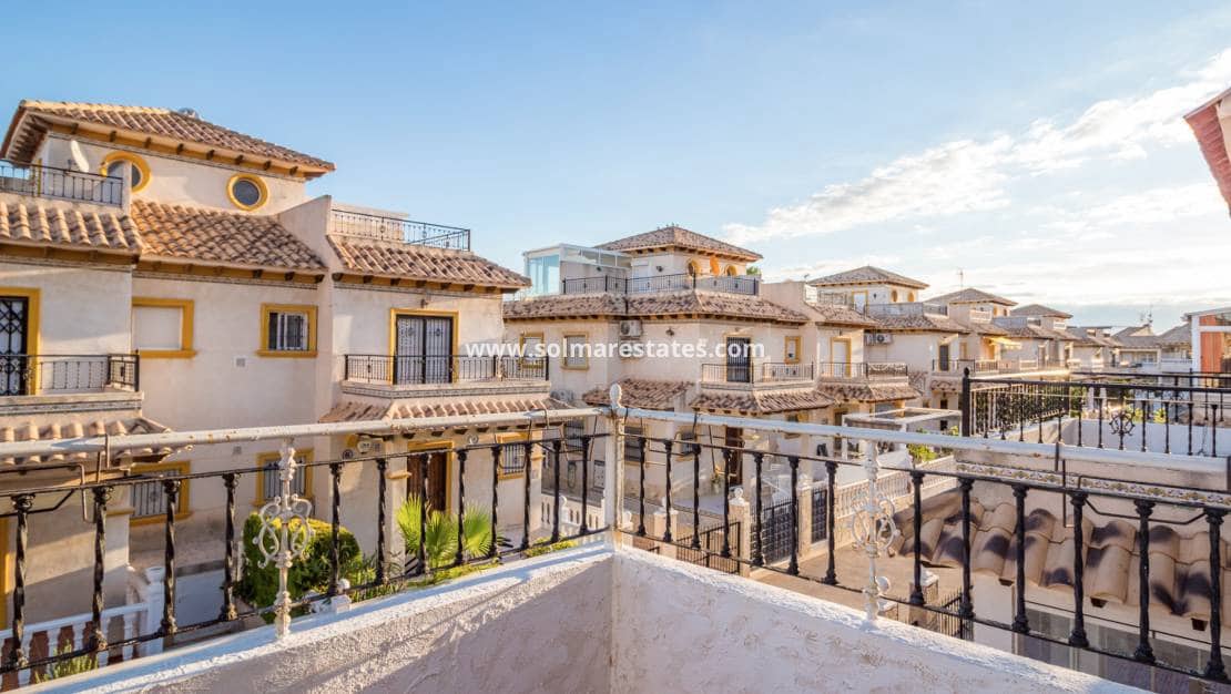 2 slaapkamer Huis te koop in Cabo Roig met zwembad - € 230.000 (Ref: 9426383)