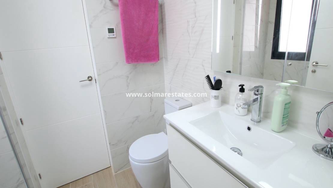 2 bedroom Apartment for sale in Villamartin with pool - € 285,000 (Ref: 9428151)