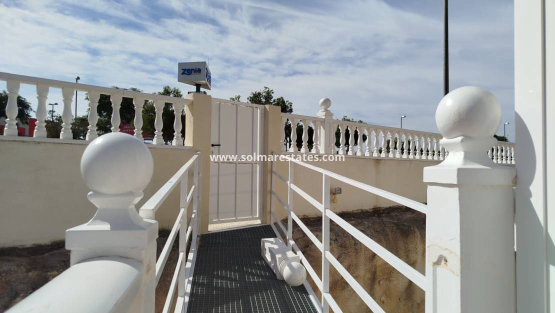 3 slaapkamer Villa te koop in La Zenia met zwembad - € 379.000 (Ref: 9438597)