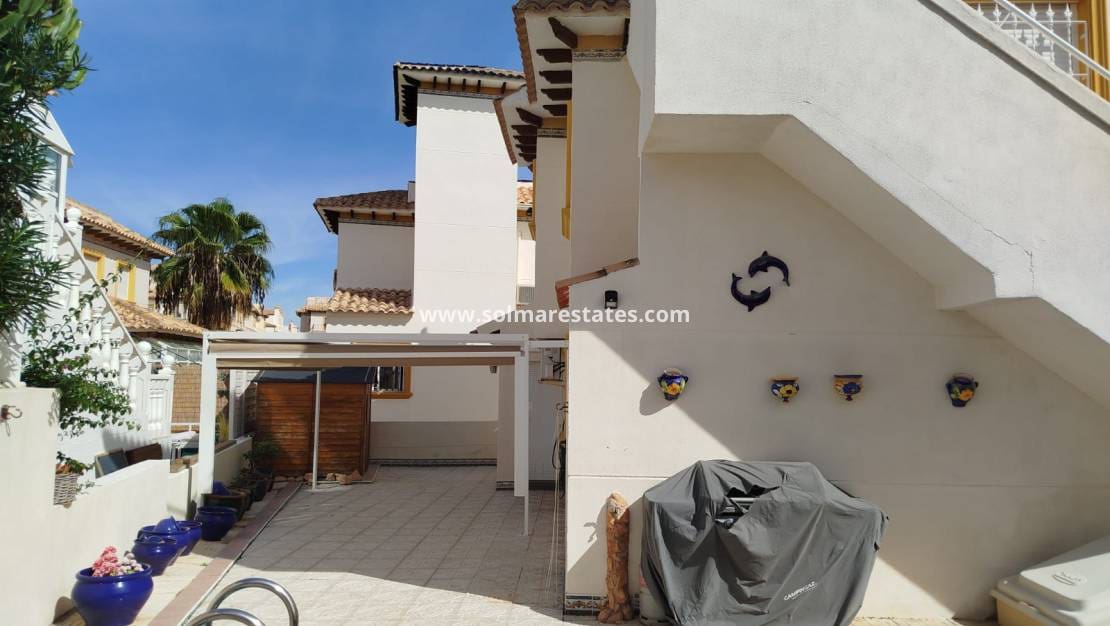 3 slaapkamer Villa te koop in La Zenia met zwembad - € 379.000 (Ref: 9438597)