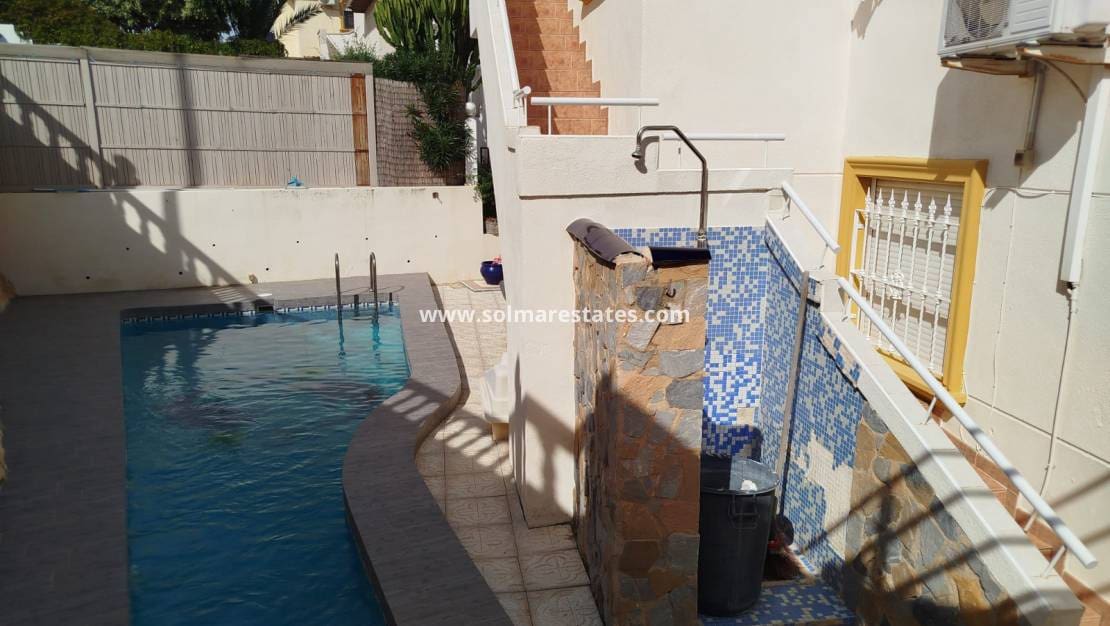 3 slaapkamer Villa te koop in La Zenia met zwembad - € 379.000 (Ref: 9438597)