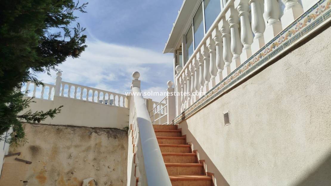 3 slaapkamer Villa te koop in La Zenia met zwembad - € 379.000 (Ref: 9438597)