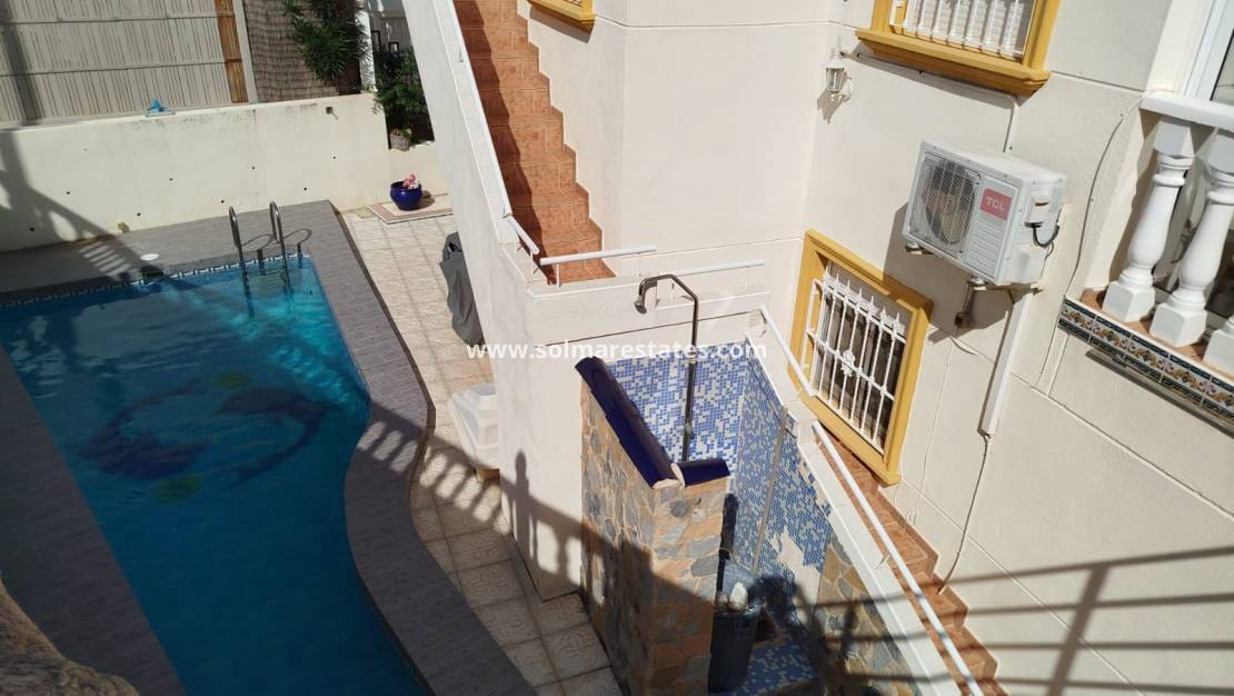 3 slaapkamer Villa te koop in La Zenia met zwembad - € 379.000 (Ref: 9438597)