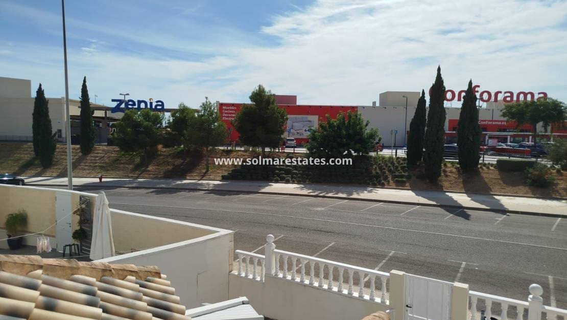 3 slaapkamer Villa te koop in La Zenia met zwembad - € 379.000 (Ref: 9438597)