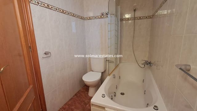 3 soverom Kjedet enebolig til salgs i La Zenia, Orihuela med svømmebasseng - € 210 000 (Ref: 9438601)