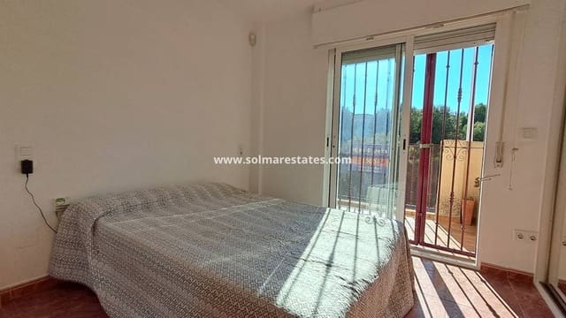 3 soverom Kjedet enebolig til salgs i La Zenia, Orihuela med svømmebasseng - € 210 000 (Ref: 9438601)