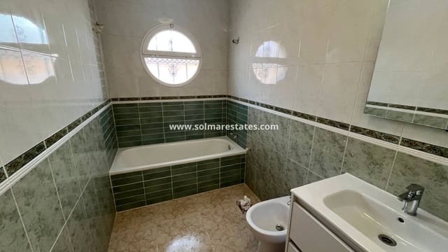 3 soverom Bungalow til salgs i Punta Prima, Orihuela med svømmebasseng - € 210 000 (Ref: 9438604)