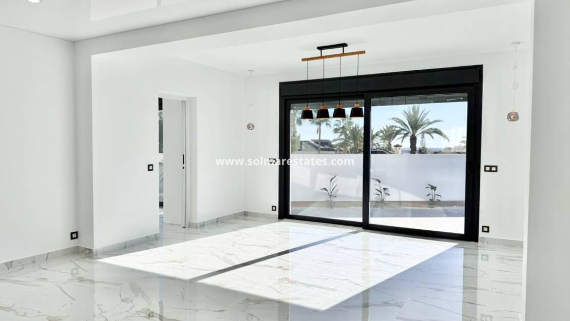 4 Zimmer Villa zu verkaufen in Ciudad Quesada mit Pool - 799.000 € (Ref: 9441924)