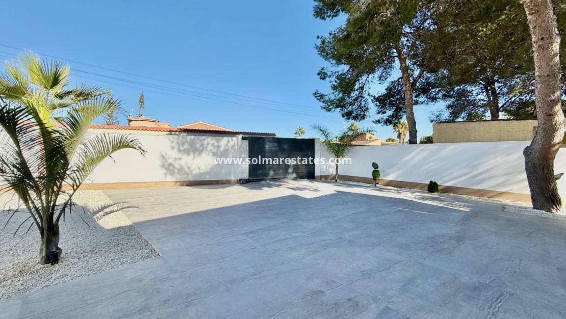 4 Zimmer Villa zu verkaufen in Ciudad Quesada mit Pool - 799.000 € (Ref: 9441924)