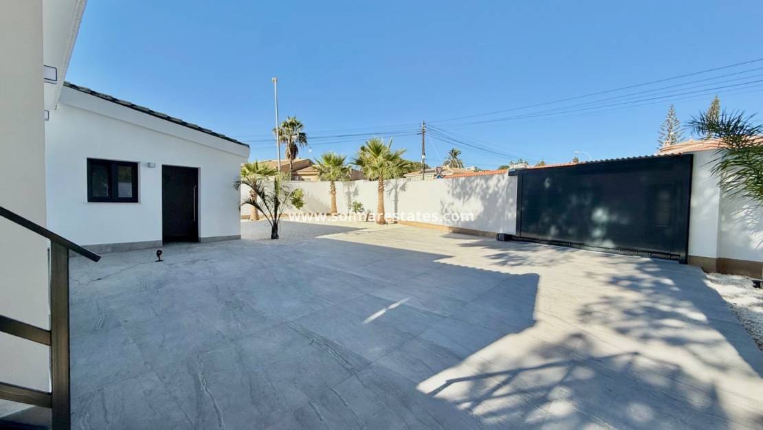 4 Zimmer Villa zu verkaufen in Ciudad Quesada mit Pool - 799.000 € (Ref: 9441924)