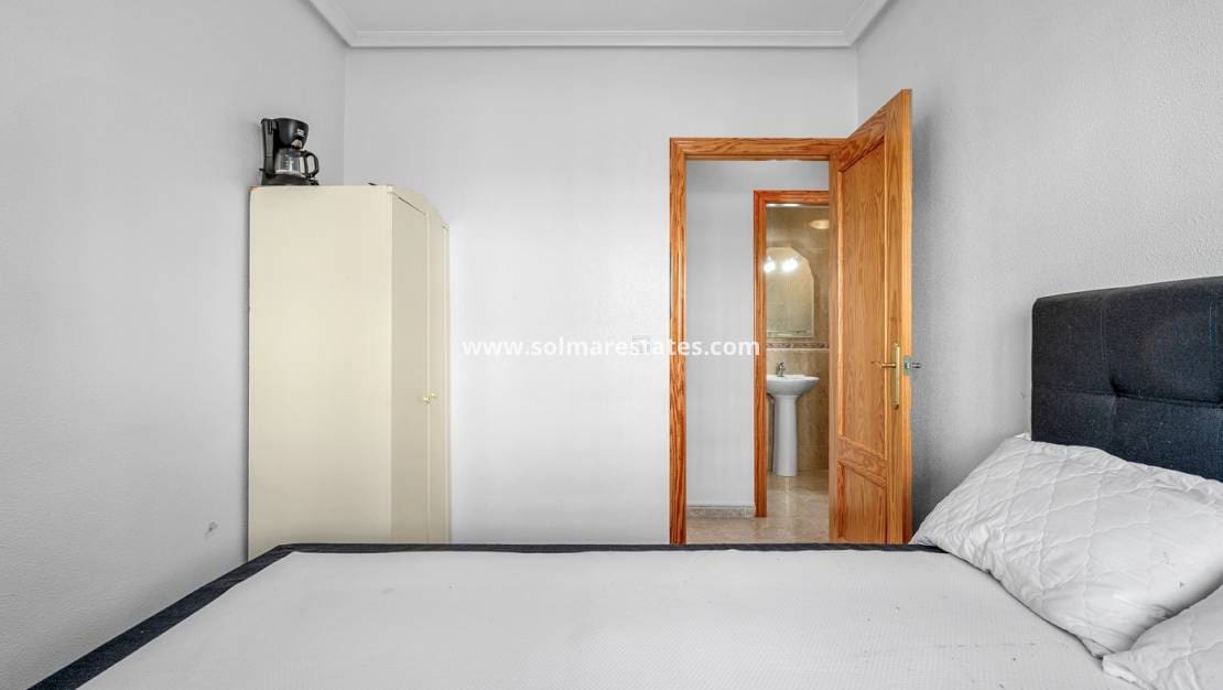 2 slaapkamer Appartement te koop in Daya Vieja met zwembad - € 105.000 (Ref: 9449743)