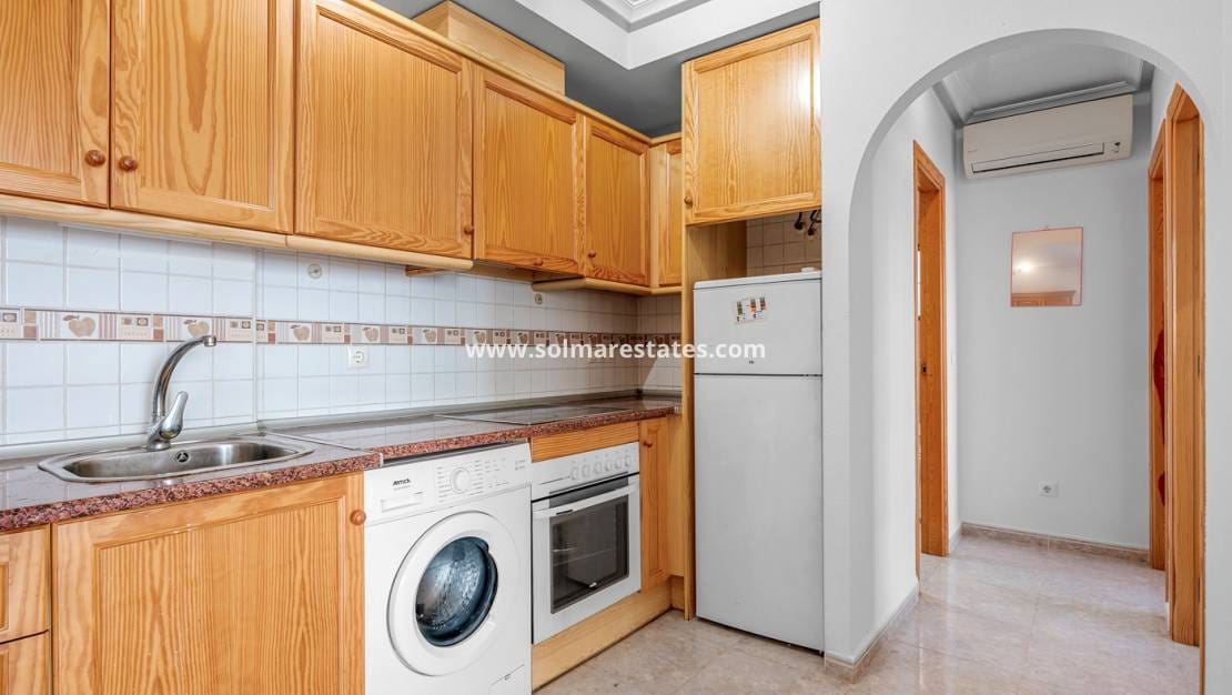 2 slaapkamer Appartement te koop in Daya Vieja met zwembad - € 105.000 (Ref: 9449743)