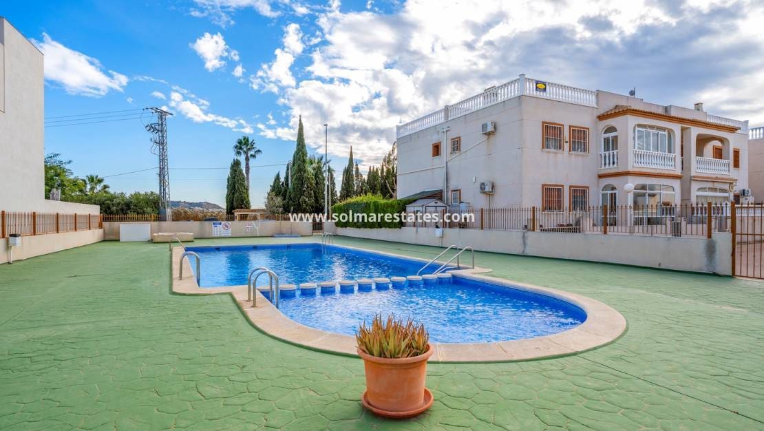 2 slaapkamer Appartement te koop in Daya Vieja met zwembad - € 105.000 (Ref: 9449743)