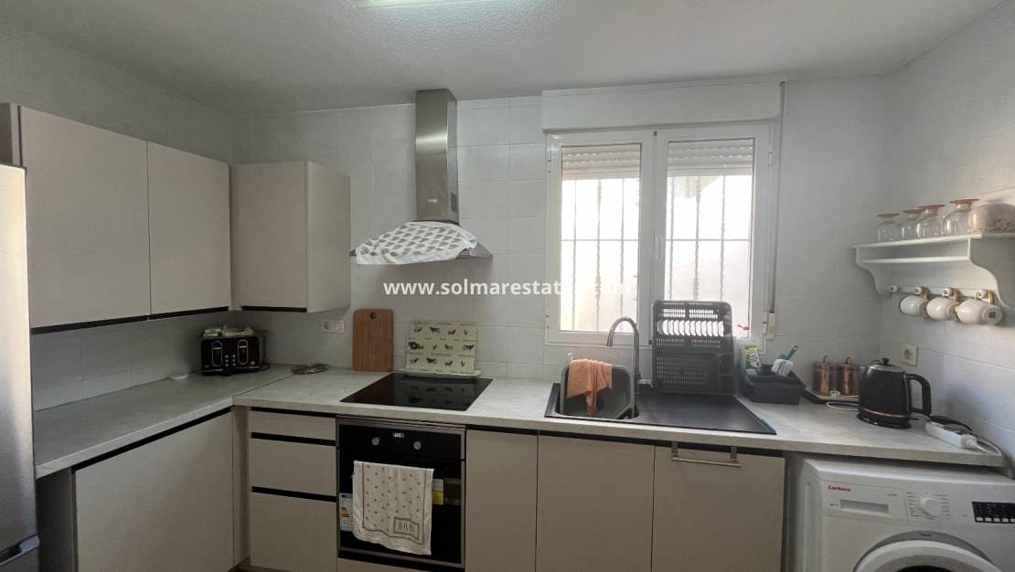 3 bedroom Townhouse for sale in Villamartin with pool - € 175,000 (Ref: 9449747)