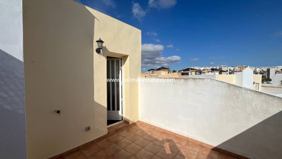 3 bedroom Townhouse for sale in Villamartin with pool - € 175,000 (Ref: 9449747)