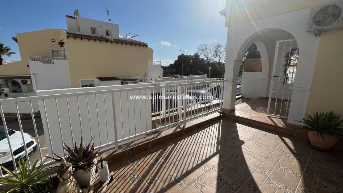 3 bedroom Townhouse for sale in Villamartin with pool - € 175,000 (Ref: 9449747)