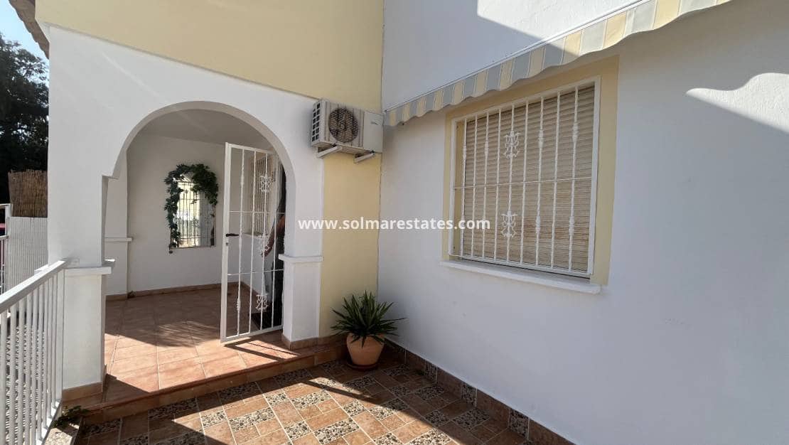 3 bedroom Townhouse for sale in Villamartin with pool - € 175,000 (Ref: 9449747)
